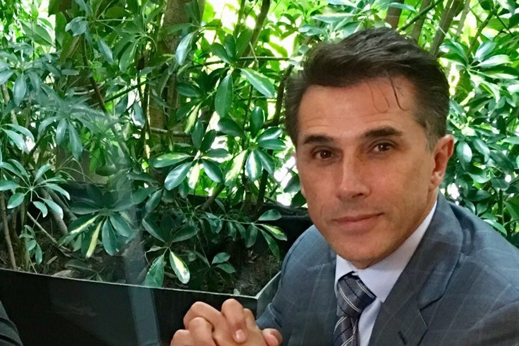 Imagen Se burlan de Sergio Mayer, confunde a estudiante con actor porno
