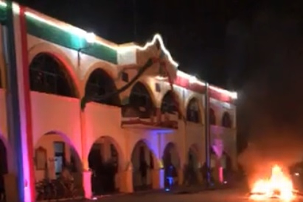 Imagen Policía mata presuntamente a joven; pobladores toman palacio municipal y queman patrullas en Edomex