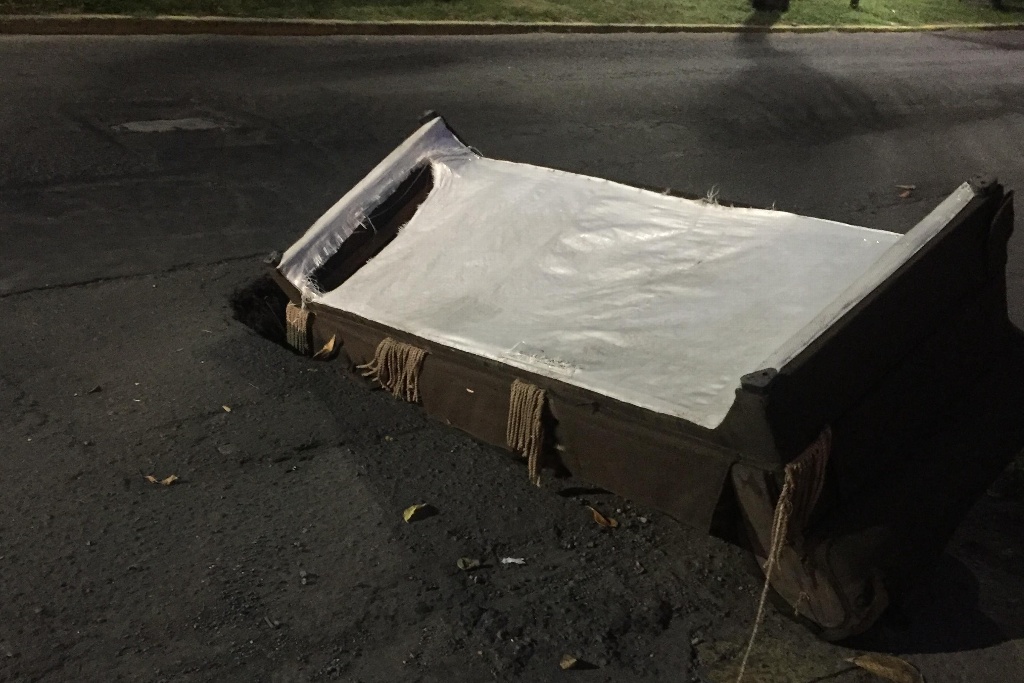 Imagen ¡Qué barbaridad! Con un mueble tapan enorme socavón en avenida de Veracruz