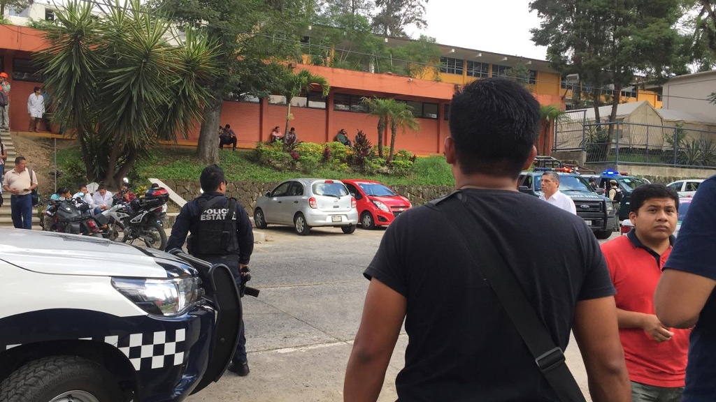 Imagen Amenaza de bomba genera caos en Facultad de ingeniería UV, en Xalapa, Veracruz 