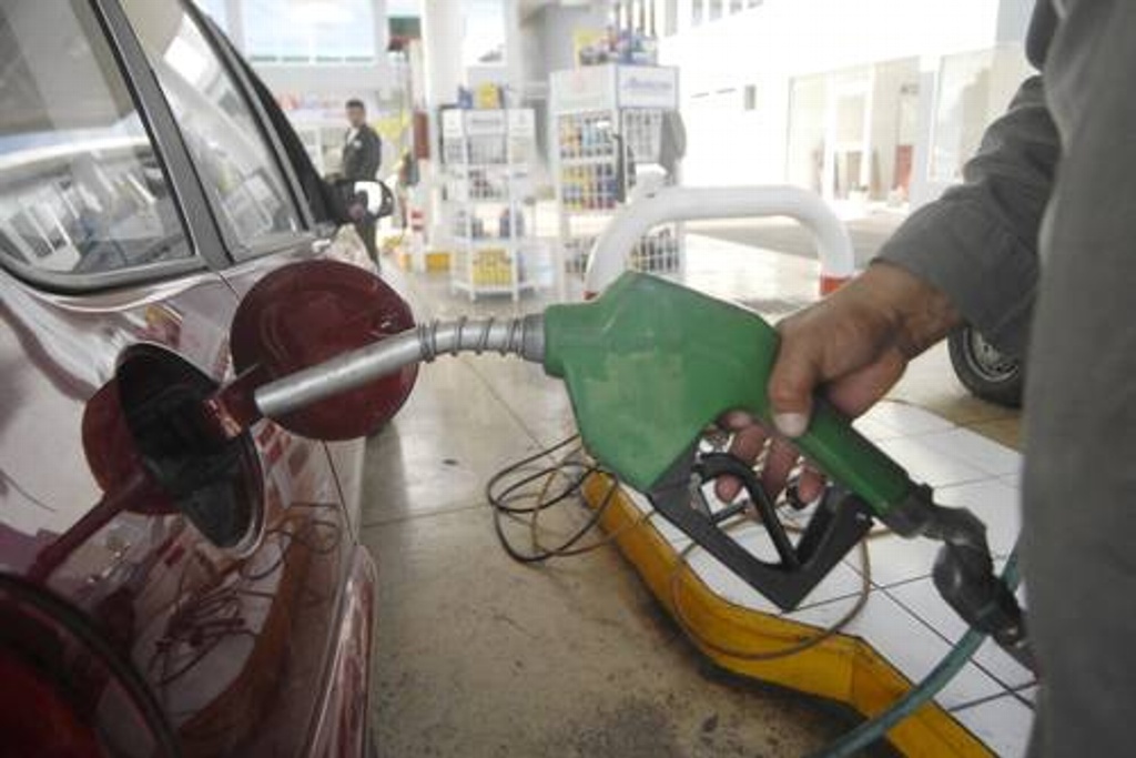 Imagen La gasolina no va bajar, sólo que se eliminen el IEPS y baje el gasto público: Analista