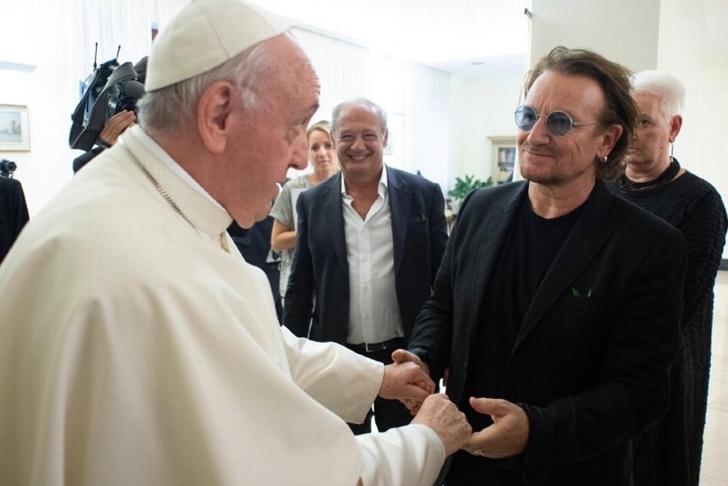 Imagen Papa Francisco recibe a Bono; hablan de educación y abusos sexuales