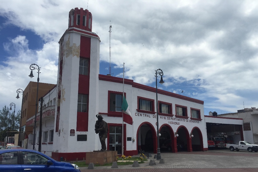 Imagen Suenan las sirenas en cuartel de Bomberos Veracruz para recordar a las víctimas del 19 de Septiembre