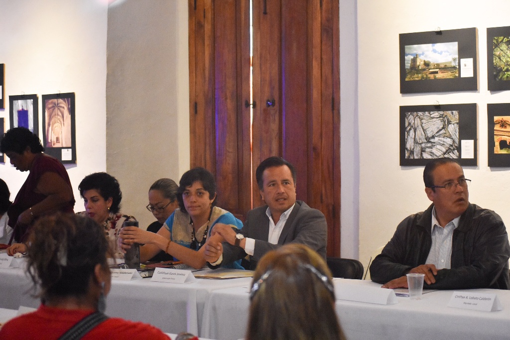 Imagen Acuerdan colectivos de desaparecidos y Cuitláhuac solicitar presupuesto para búsqueda
