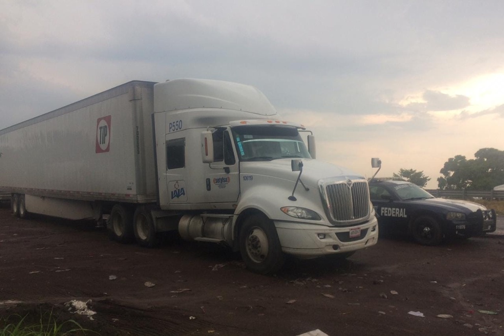 Imagen Investiga PGR recuperación de 66 toneladas de producto lácteo en carretera de Veracruz