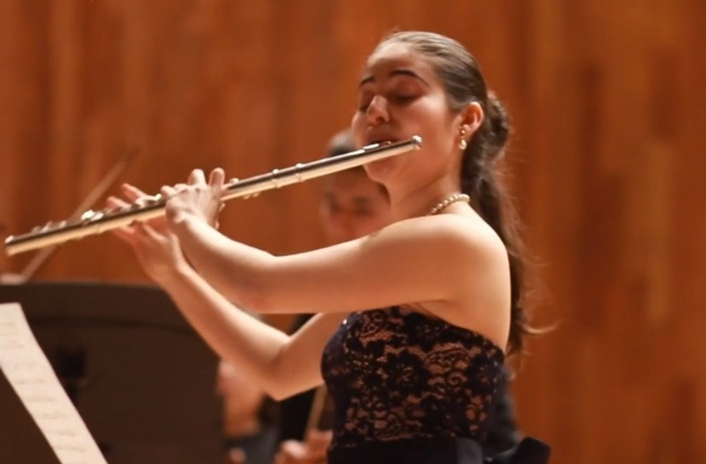 Imagen Joven flautista mexicana cumple su sueño de estudiar en Francia y pide ayuda