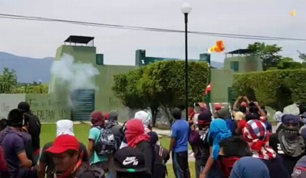 Imagen Normalistas lanzan bombas molotov a cuartel militar en Iguala, Guerrero 