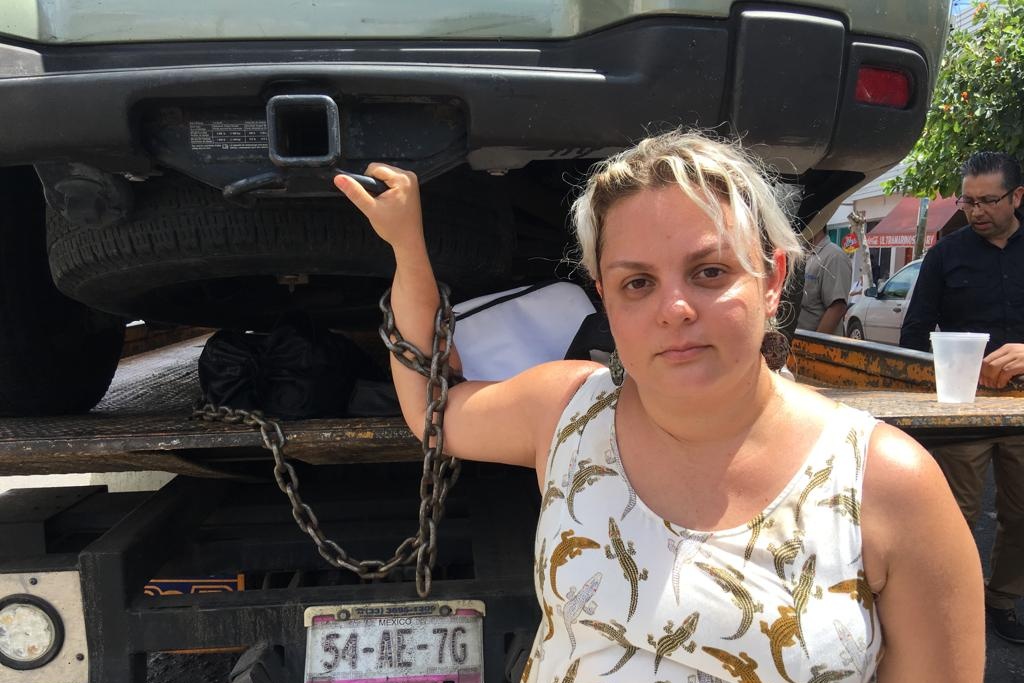 Imagen Mujer se encadena a su auto para que la grúa no se los llevara, en Veracruz (+fotos)