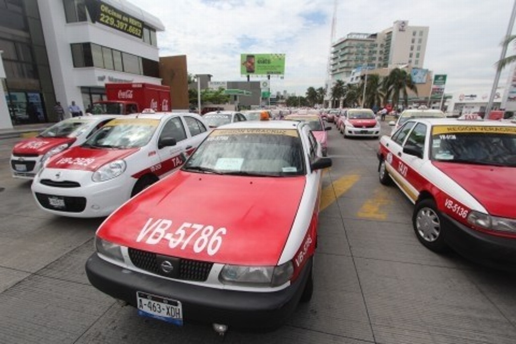 Imagen Acusan competencia desleal de taxistas que brindan servicio colectivo, en Veracruz