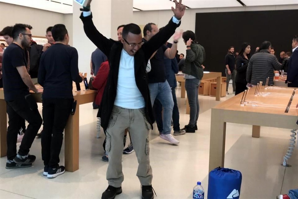 Imagen Veracruzano fanático de Apple es el primero en comprar en México el nuevo iPhone