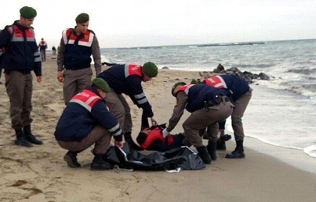 Imagen Muere niño al hundirse barco con refugiados sirios frente a Líbano