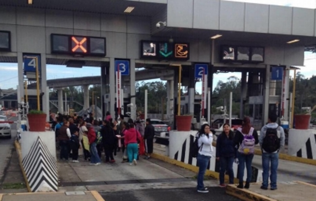 Imagen Manifestantes se concentran en caseta de autopista México-Cuernavaca