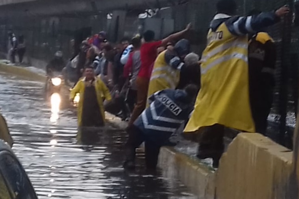 Imagen Fuertes lluvias causan inundaciones en CDMX (fotos+video)