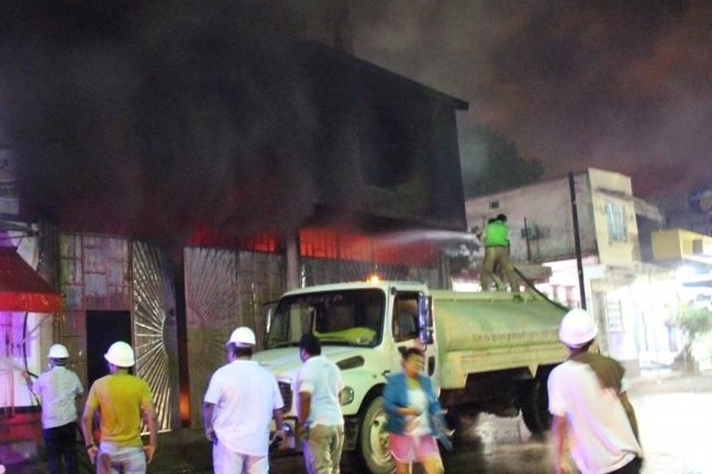 Imagen Incendio en bodega de Chiapas deja cuatro vehículos calcinados 