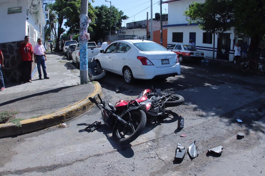 Imagen Motociclista se impacta contra un automóvil, en Veracruz; lo trasladan a hospital (+fotos)