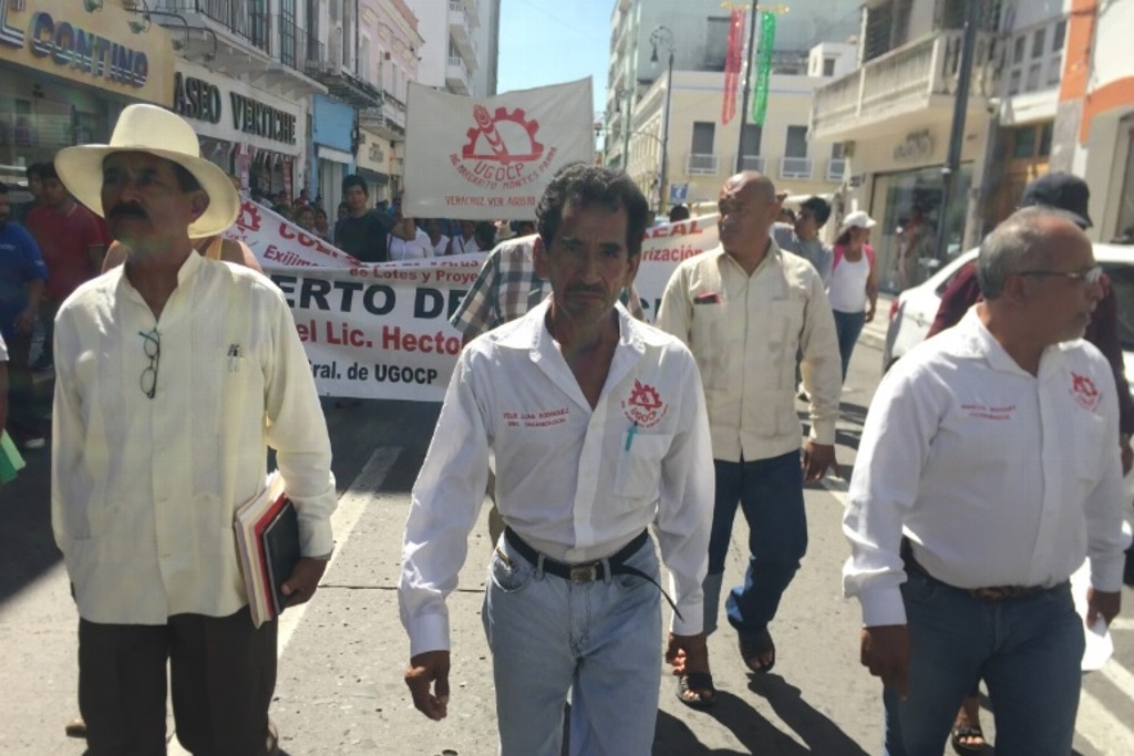 Imagen Marchan integrantes de la UGOCP en el centro de Veracruz