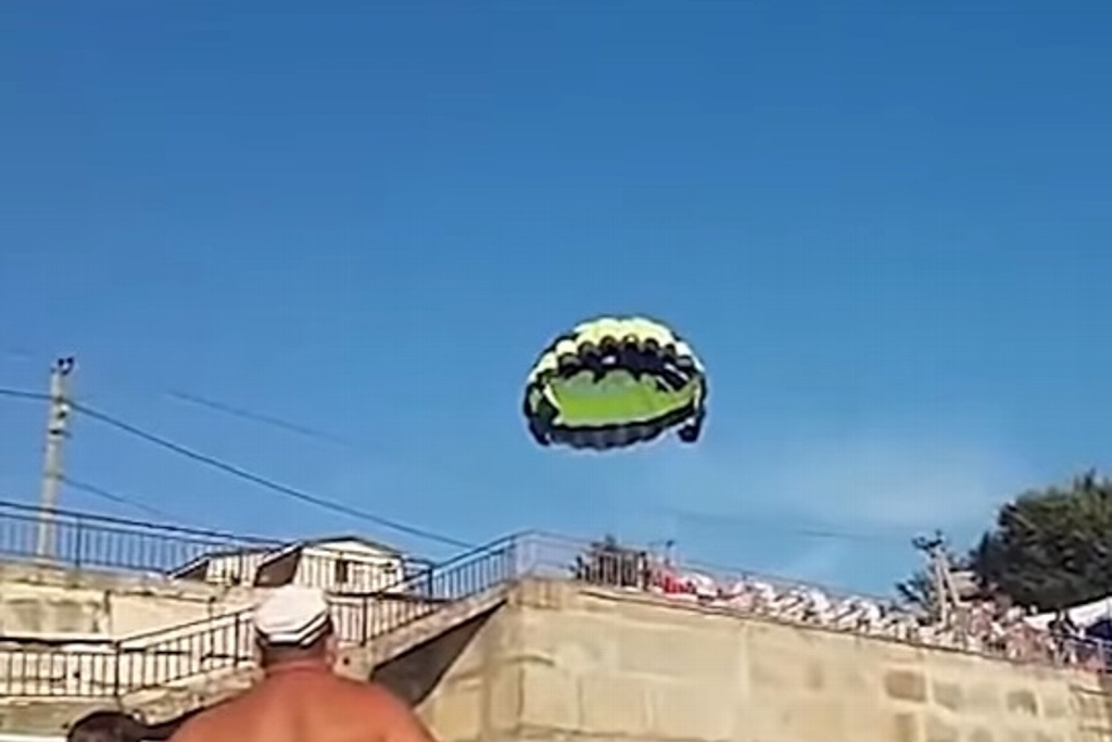 Imagen Se electrocuta pareja cuando viajaba en paracaídas (+Video)