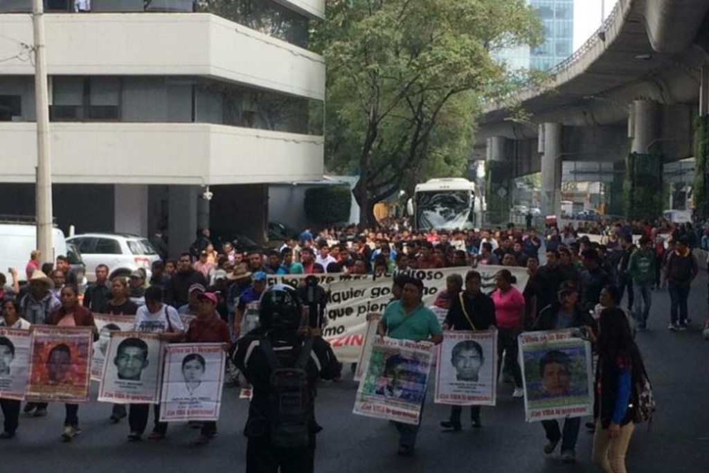 Imagen Protestan padres y familiares de 43 normalistas de Ayotzinapa en la CDMX