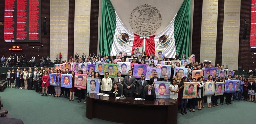 Imagen Diputados de Morena recuerdan a los 43 normalistas; piden reabrir investigación 