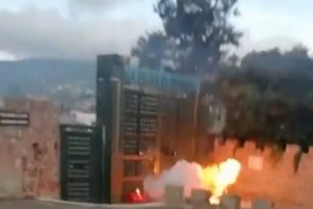 Imagen Nuevamente, normalistas lanzan bombas molotov en zona militar en Guerrero