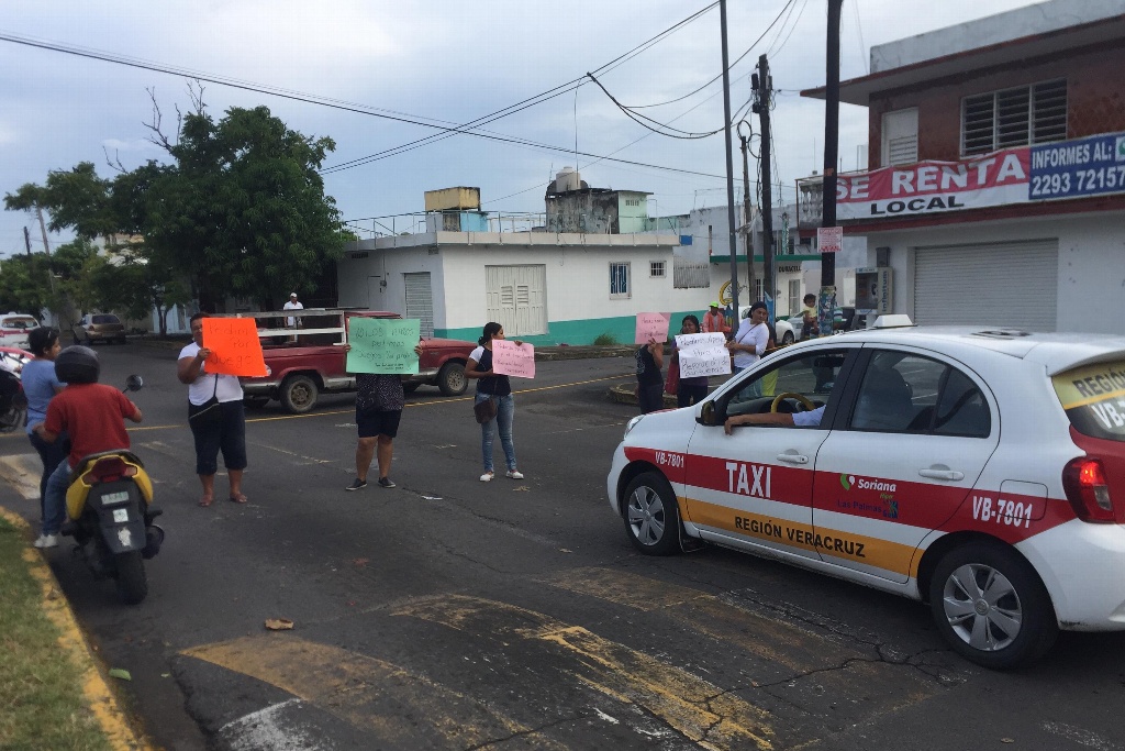 Imagen Padres de familia de kínder bloquean avenida en Veracruz (+video)