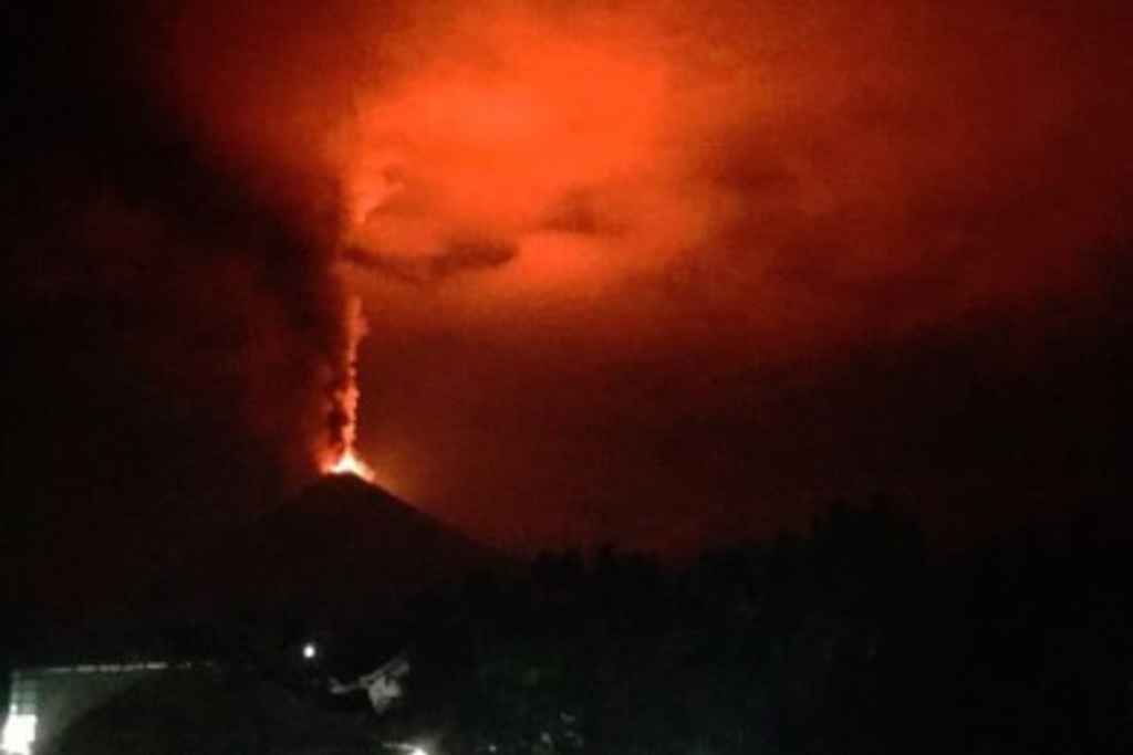 Imagen Tras sismo y tsunami, entra en erupción volcán en indonesia