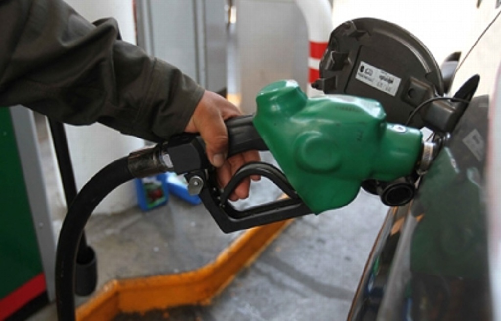 Imagen Litro de gasolina subió más de ocho pesos en gobierno de Peña Nieto