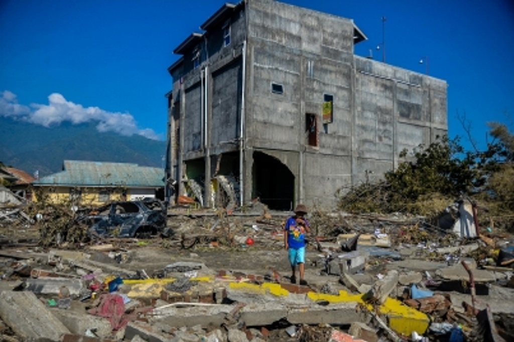 Imagen Llega ayuda internacional a Indonesia, suman mil 424 los muertos por sismo 
