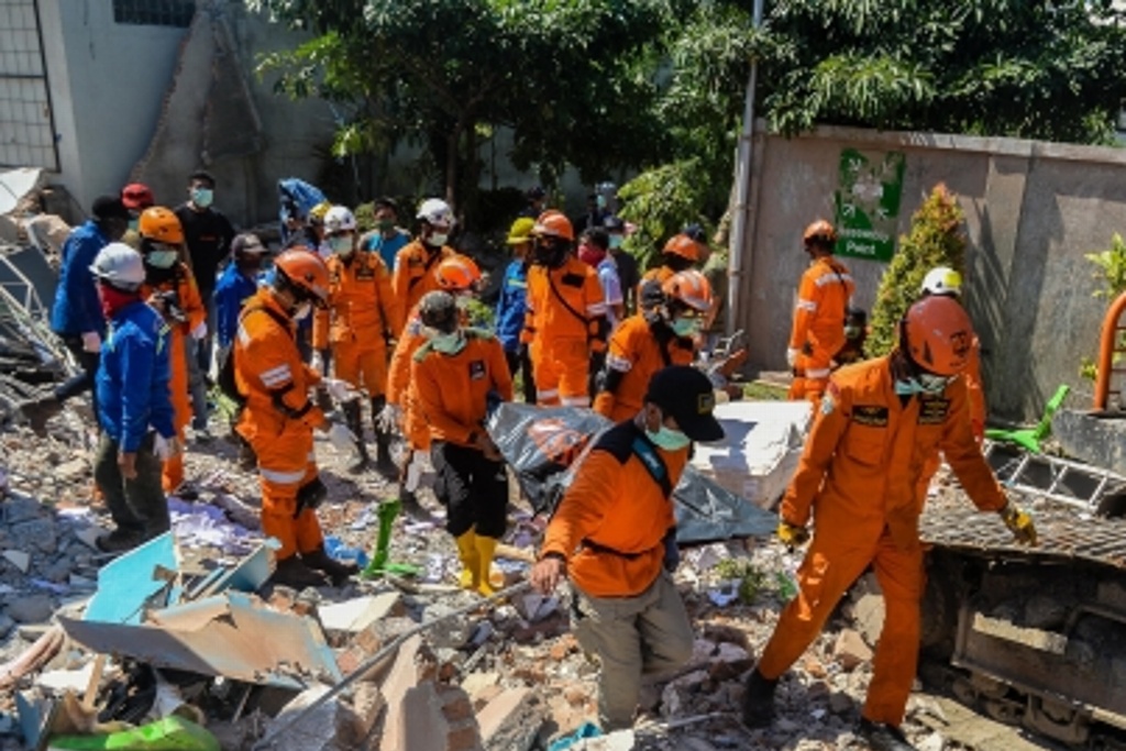 Imagen Sube a más de mil 500 los decesos por el terremoto en Indonesia 