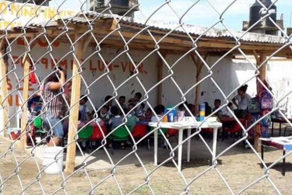 Imagen Niños estudian en kinder sin paredes, ni baños, en el Puerto de Veracruz (+video)