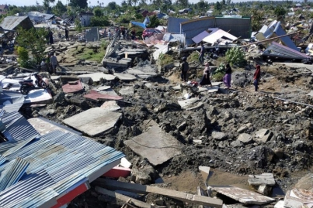Imagen Crece tragedia por sismo en Indonesia; habría más de mil 700 muertos 