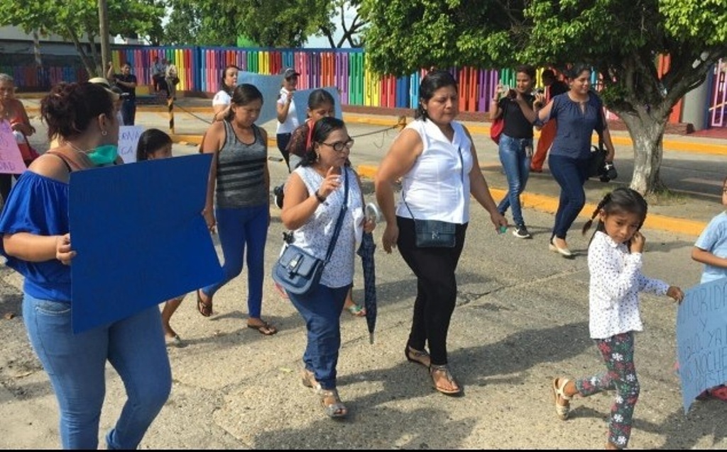 Imagen Se manifiestan en Nanchital, Veracruz; exigen a Pemex responder por derrame de hidrocarburo (+fotos)