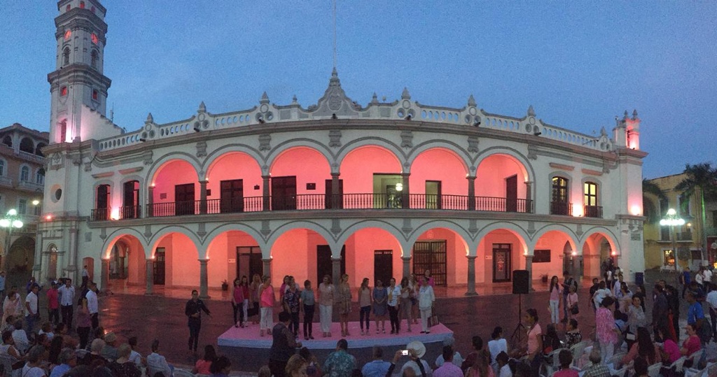 Imagen Iluminan de rosa Palacio Municipal de Veracruz por el mes contra el cáncer de mama