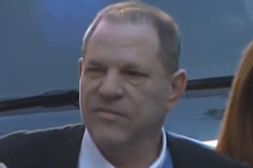 Imagen Retiran a Weinstein uno de seis cargos penales por ataque sexual