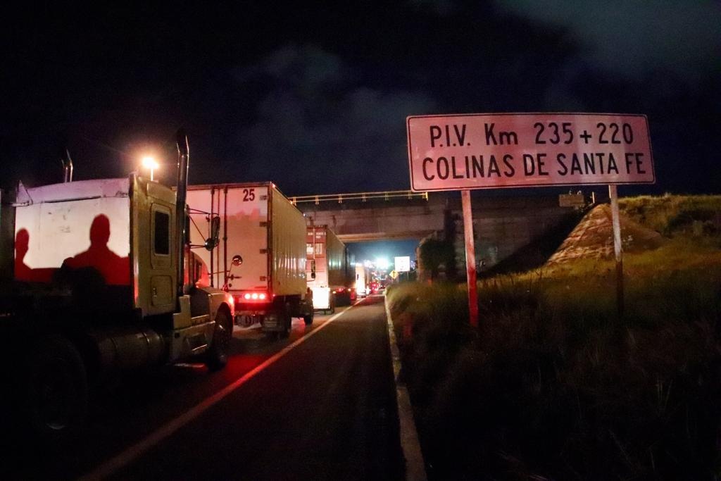 Imagen ¡Tome precauciones! Tránsito lento por volcadura en carretera Veracruz-Cardel 