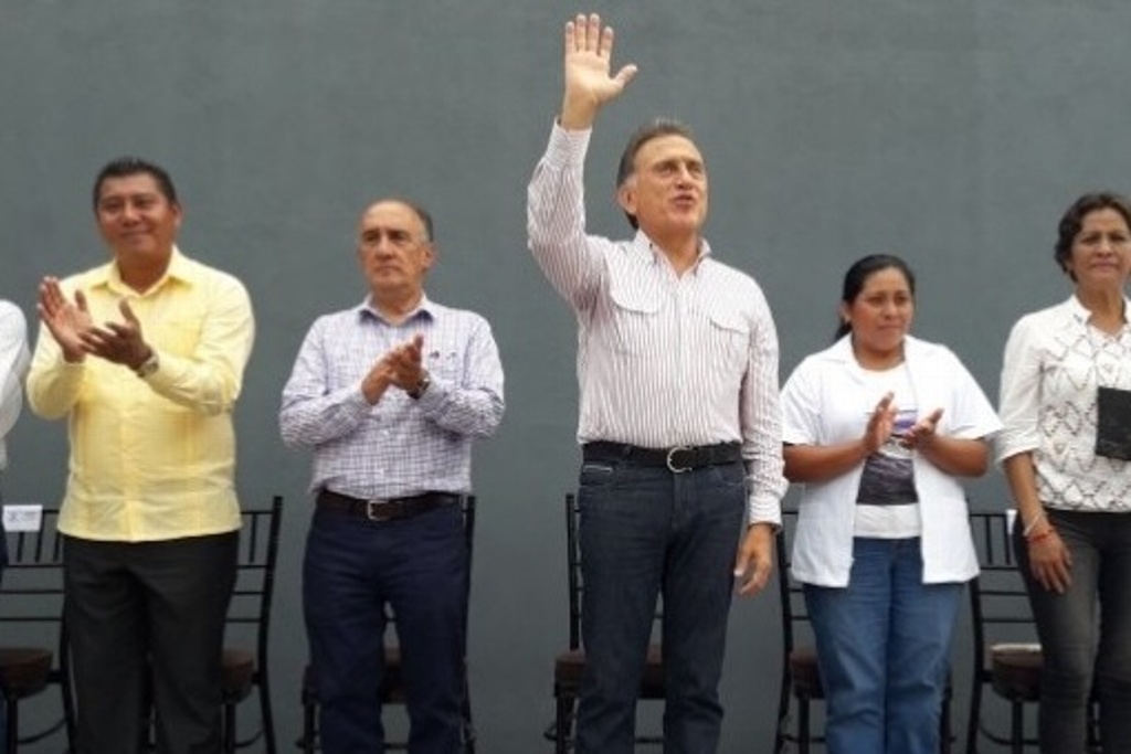 Imagen Próxima administración deberá responder por el pago del aguinaldo, responde Yunes a Cuitláhuac