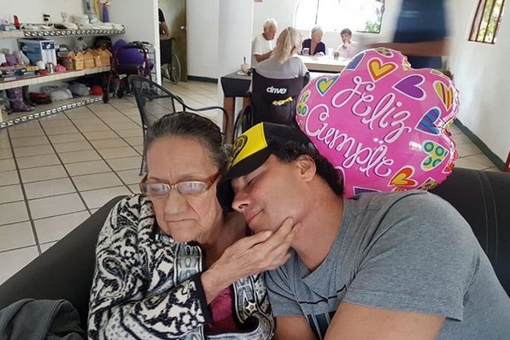 Imagen Eduardo Yáñez festeja a su mamá por su 81 cumpleaños (+fotos)