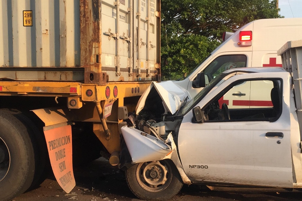 Imagen Camioneta se impacta contra trailer en localidad de Vargas; resulta persona lesionada
