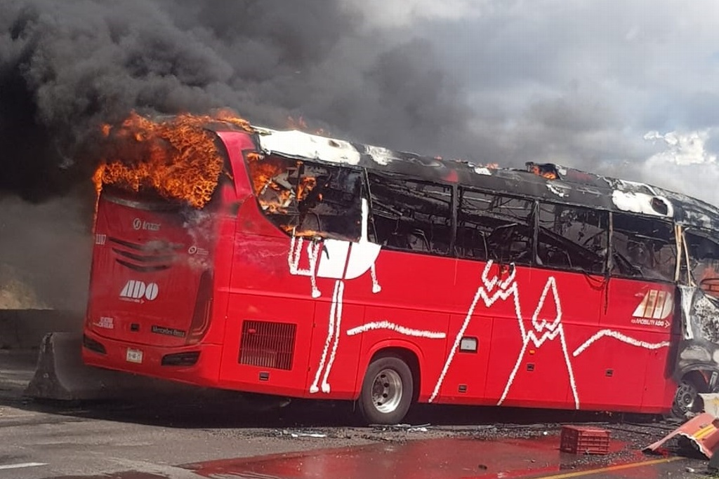 Imagen Accidente de autobús en autopista Puebla-Orizaba; hay un muerto y varios heridos (+video)