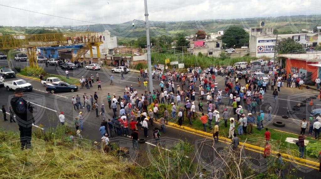 Imagen Bloquean carretera Xalapa- Veracruz para exigir freno al gasoducto (+fotos)