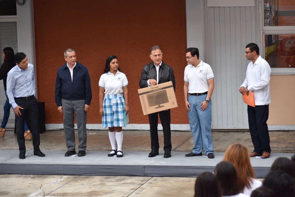 Imagen En 2 años, inversión de 340 mdp para rehabilitar escuelas en Xalapa: Yunes Linares (+fotos)