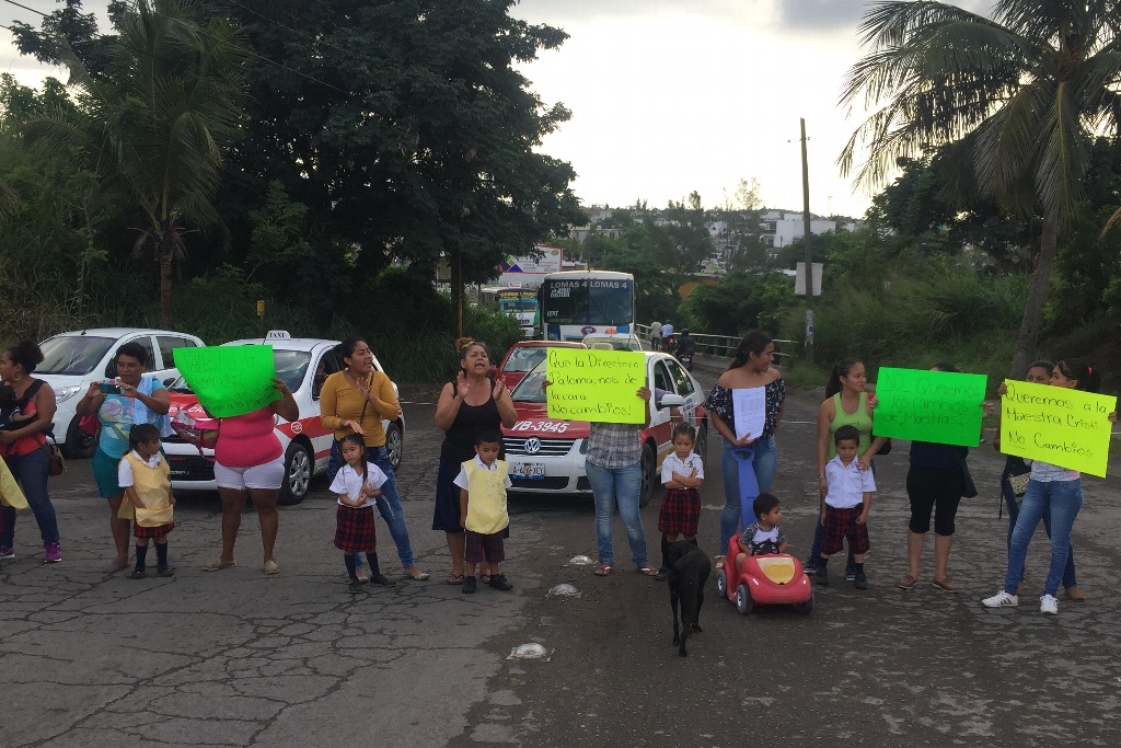 Imagen Para evitar que destituyan a maestra, bloquean avenida en zona norte de Veracruz