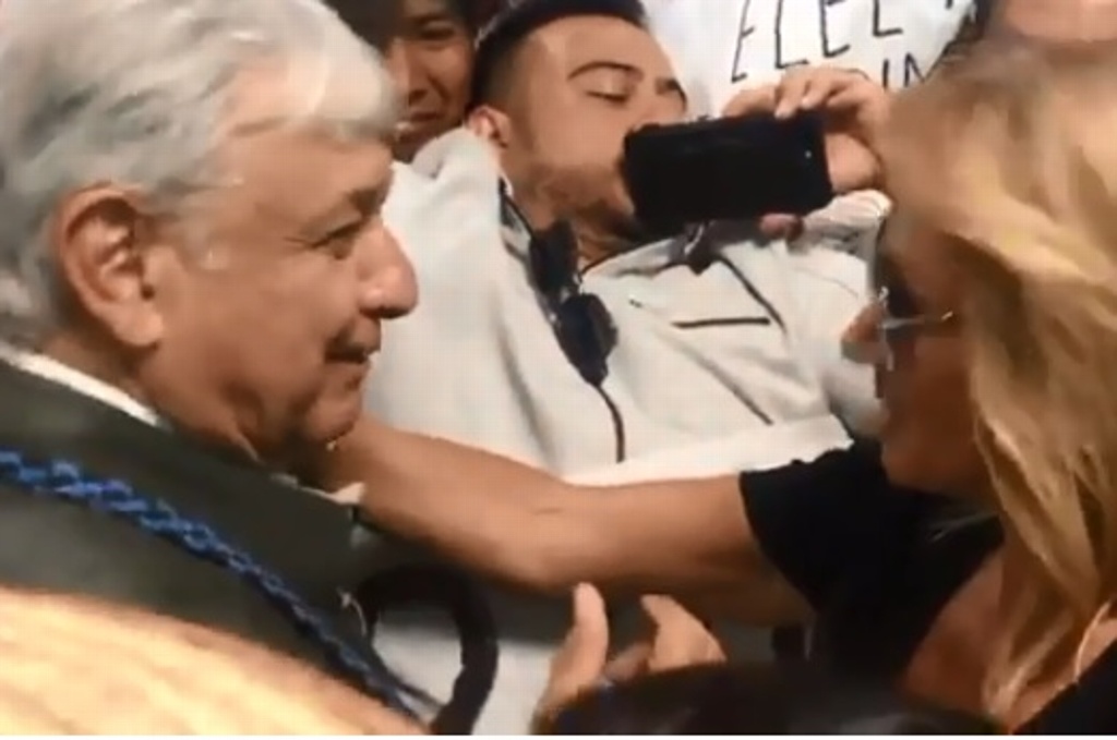 Imagen Adela Micha recibe a AMLO en aeropuerto de Durango; le pide un beso (+video)