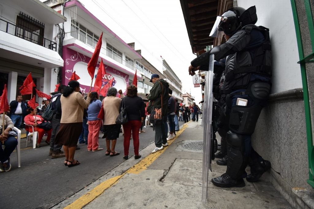 Imagen Plantón de Antorcha Campesina en el OPLE; llegan policías antimotines para resguardar las instalaciones (+fotos)