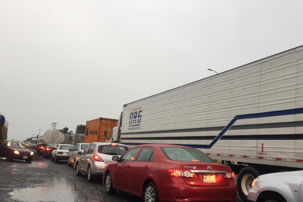 Imagen Por trabajos en vías del tren por Tamsa, se genera caos vial en carretera Veracruz-Xalapa