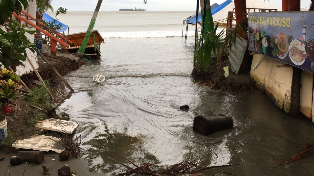 Imagen Continúa oleaje elevado en playas de Veracruz, alcanza zona de palapas (+video)