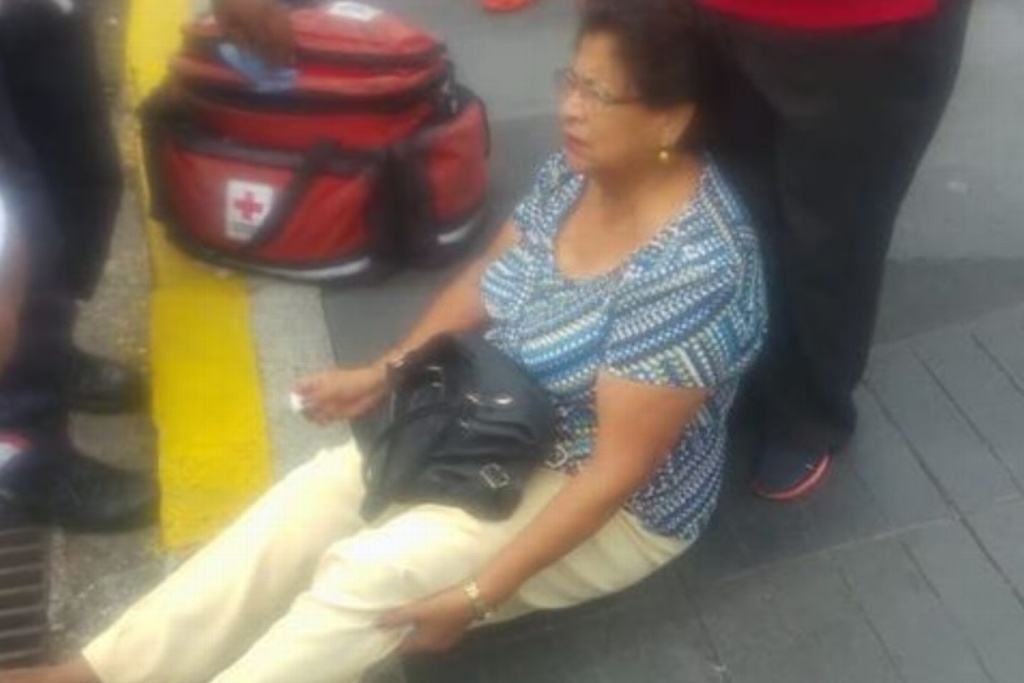 Imagen Cae señora y se fractura la pierna, cerca del Malecón de Veracruz