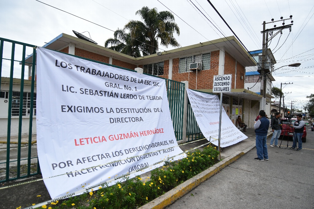 Imagen Empleados exigen destitución de la directora de la escuela secundaria, en Xalapa