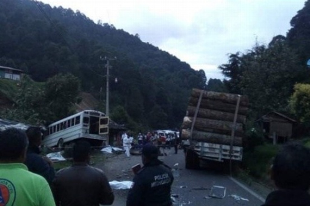 Imagen Suman 12 muertos por accidente carretero en Michoacán
