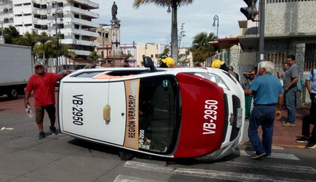Imagen Aparatosa volcadura de taxi en Centro Histórico de Veracruz (+fotos)